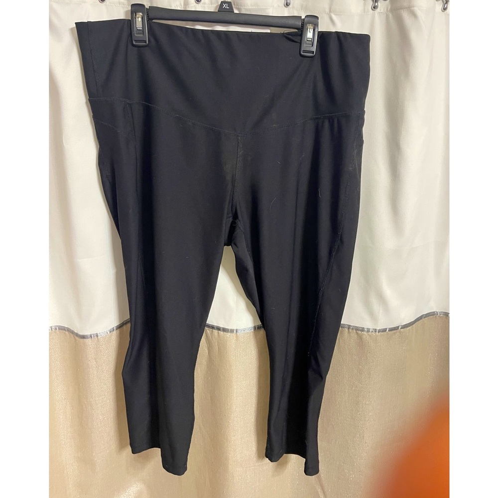 Black capri active wear. Size 2XL fitted with a lot of stretch and front pocket.
